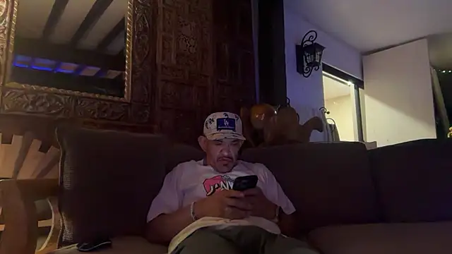 Snapshot of RoodoggXL chatting on 12-17-25, 03:12 RoodoggXL online show from 12-17-25, 03:12