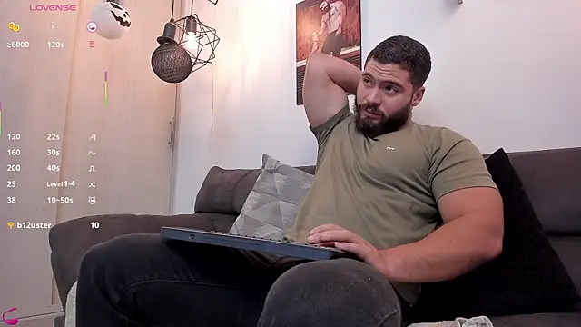 Snapshot of SebastianVilla_ chatting on 10-11-25, 09:13 SebastianVilla online show from 10-11-25, 09:13