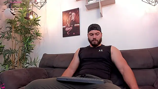 Snapshot of SebastianVilla_ chatting on 10-28-25, 11:07 SebastianVilla online show from 10-28-25, 11:07