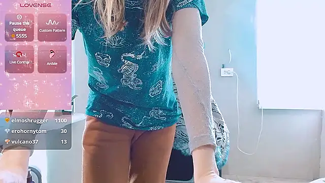 Snapshot of RosaJil chatting on 11-14-25, 12:04 RosaJil online show from 11-14-25, 12:04