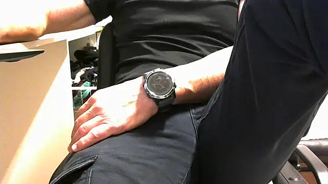 Snapshot of bycho chatting on 10-27-25, 10:19 bycho online show from 10-27-25, 10:19