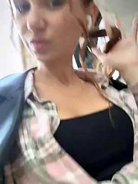 QuitieLia online show from 10-08-25, 02:36