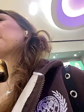 Snapshot of QuitieLia chatting on 03-18-26, 01:25 QuitieLia online show from 03-18-26, 01:25