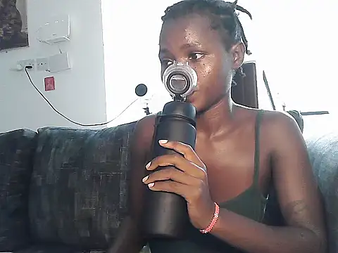 Snapshot of petiteebony_81 chatting on 11-25-25, 07:36 petiteebony 81 online show from 11-25-25, 07:36