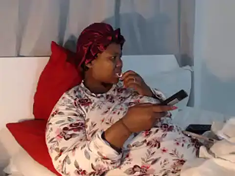 Snapshot of Real1SweetQueen chatting on 10-20-25, 05:24 Real1SweetQueen online show from 10-20-25, 05:24