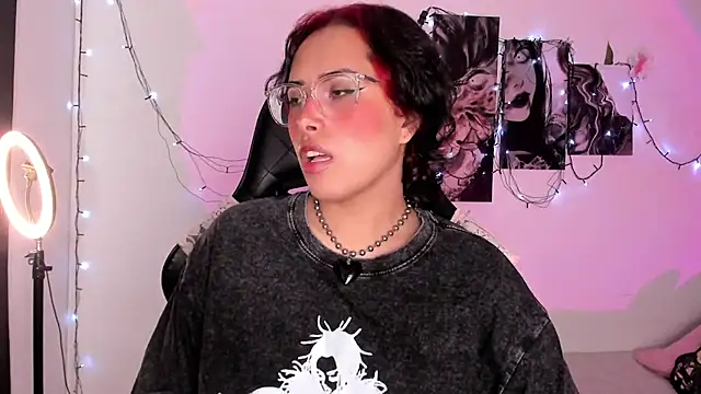 Snapshot of willow_poisson chatting on 09-09-25, 03:22 willow poisson online show from 09-09-25, 03:22