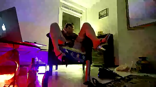 Snapshot of CharlotteVixxens chatting on 10-19-25, 02:12 CharlotteVixxens online show from 10-19-25, 02:12