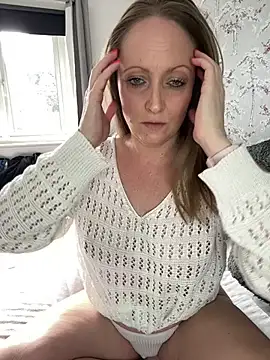 Snapshot of HoneyBluex chatting on 02-24-25, 01:42 HoneyBluex online show from 02-24-25, 01:42