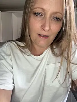 Snapshot of HoneyBluex chatting on 09-15-25, 11:54 HoneyBluex online show from 09-15-25, 11:54
