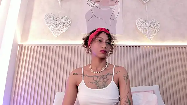 Snapshot of daiana_curly chatting on 10-25-25, 07:52 daiana curly online show from 10-25-25, 07:52