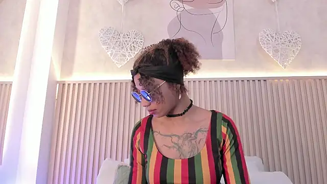 Snapshot of daiana_curly chatting on 10-26-25, 08:37 daiana curly online show from 10-26-25, 08:37