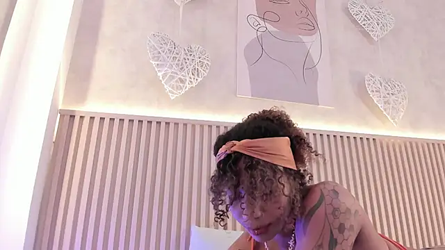 Snapshot of daiana_curly chatting on 10-27-25, 07:51 daiana curly online show from 10-27-25, 07:51