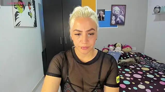 Snapshot of LuCKy_JoK chatting on 10-22-25, 01:00 LuCKy JoK online show from 10-22-25, 01:00