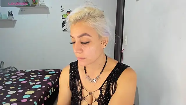 Snapshot of LuCKy_JoK chatting on 11-06-25, 01:12 LuCKy JoK online show from 11-06-25, 01:12