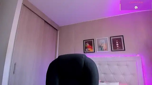 Snapshot of emma__smith1 chatting on 02-11-26, 12:43 emma smith1 online show from 02-11-26, 12:43