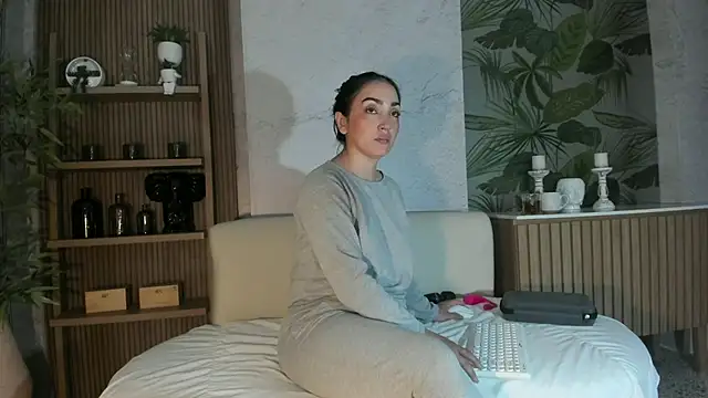 LIAH IZUMI online show from 11-19-25, 01:11