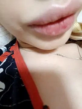 Snapshot of Elza_kom chatting on 02-14-25, 01:18 Elza kom online show from 02-14-25, 01:18