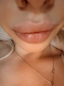 Snapshot of Elza_kom chatting on 02-20-25, 04:03 Elza kom online show from 02-20-25, 04:03