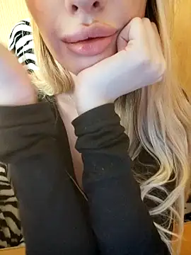 Snapshot of Elza_kom chatting on 03-04-25, 10:02 Elza kom online show from 03-04-25, 10:02