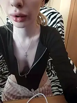 Snapshot of Elza_kom chatting on 03-15-25, 05:52 Elza kom online show from 03-15-25, 05:52