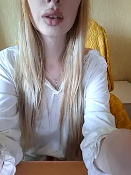 Snapshot of Elza_kom chatting on 09-13-25, 04:01 Elza kom online show from 09-13-25, 04:01