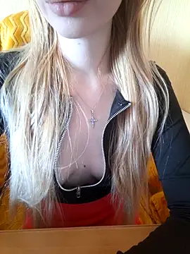 Snapshot of Elza_kom chatting on 09-18-25, 04:36 Elza kom online show from 09-18-25, 04:36