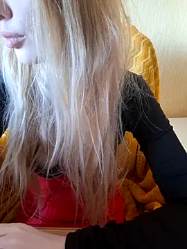 Snapshot of Elza_kom chatting on 09-20-25, 03:29 Elza kom online show from 09-20-25, 03:29