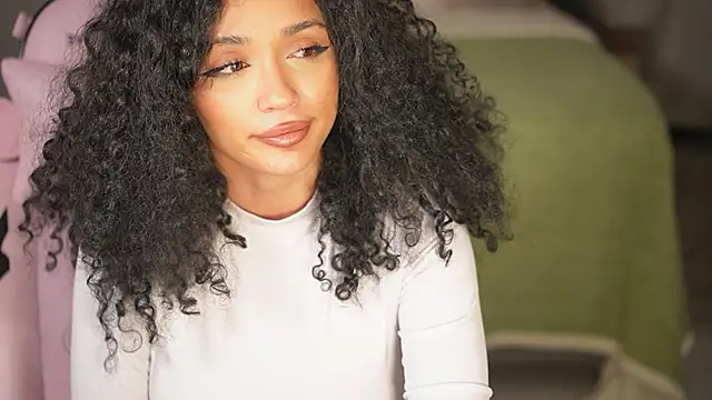 Snapshot of Moan4u chatting on 12-20-24, 01:25 Moan4u online show from 12-20-24, 01:25