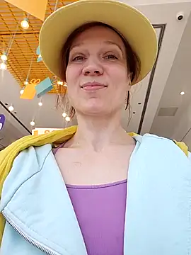 Snapshot of Exhibitionsplit chatting on 02-04-25, 12:44 Exhibitionsplit online show from 02-04-25, 12:44