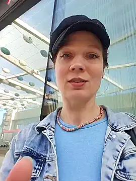 Snapshot of Exhibitionsplit chatting on 02-11-25, 02:57 Exhibitionsplit online show from 02-11-25, 02:57