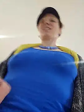 Snapshot of Exhibitionsplit chatting on 03-12-25, 12:15 Exhibitionsplit online show from 03-12-25, 12:15