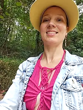 Snapshot of Exhibitionsplit chatting on 09-15-25, 01:33 Exhibitionsplit online show from 09-15-25, 01:33