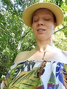 Snapshot of Exhibitionsplit chatting on 09-18-25, 01:13 Exhibitionsplit online show from 09-18-25, 01:13