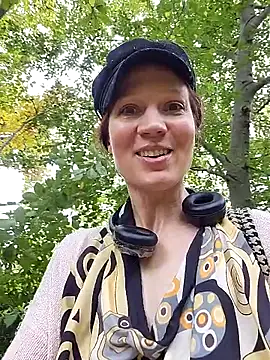 Snapshot of Exhibitionsplit chatting on 10-15-25, 12:05 Exhibitionsplit online show from 10-15-25, 12:05