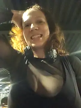 Snapshot of Exhibitionsplit chatting on 10-29-25, 09:27 Exhibitionsplit online show from 10-29-25, 09:27