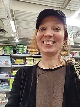 Snapshot of Exhibitionsplit chatting on 11-21-25, 12:04 Exhibitionsplit online show from 11-21-25, 12:04