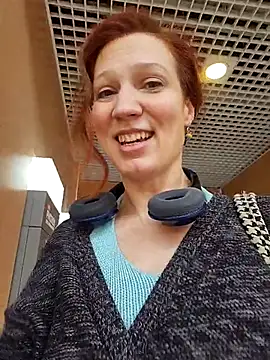 Snapshot of Exhibitionsplit chatting on 12-05-25, 12:36 Exhibitionsplit online show from 12-05-25, 12:36