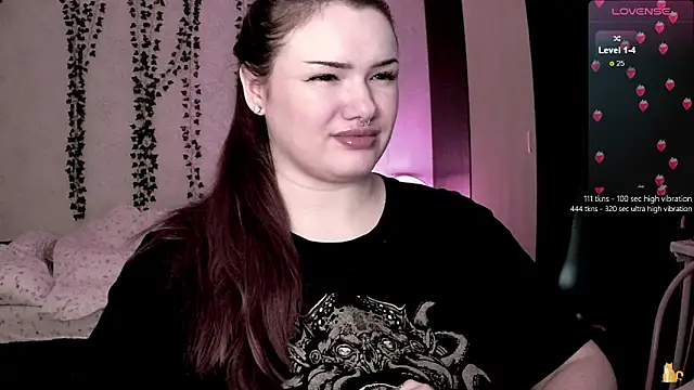 Snapshot of strawberry_elfcat chatting on 10-28-25, 08:29 strawberry elfcat online show from 10-28-25, 08:29