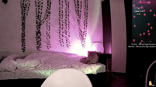 Snapshot of strawberry_elfcat chatting on 10-29-25, 03:36 strawberry elfcat online show from 10-29-25, 03:36