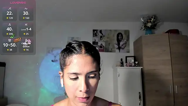 Snapshot of VeronikaOlsen chatting on 10-14-25, 01:06 VeronikaOlsen online show from 10-14-25, 01:06
