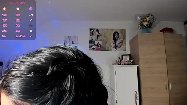 Snapshot of VeronikaOlsen chatting on 11-12-25, 12:33 VeronikaOlsen online show from 11-12-25, 12:33