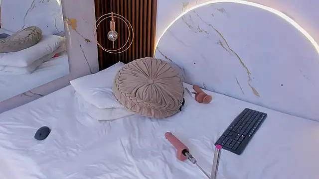 danisaenz  online show from 12-26-24, 11:13