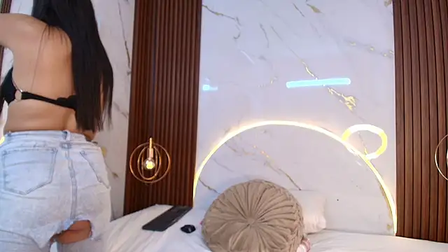 danisaenz  online show from 01-31-25, 08:12