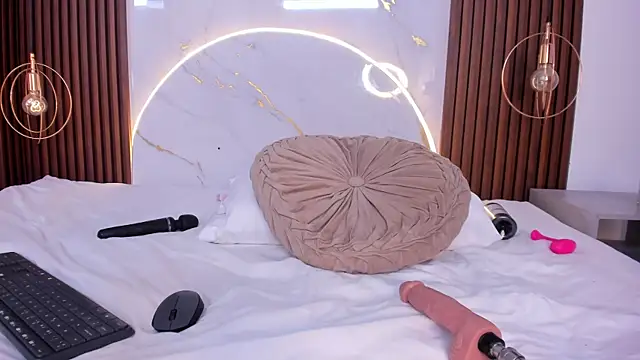 danisaenz  online show from 02-18-25, 11:41