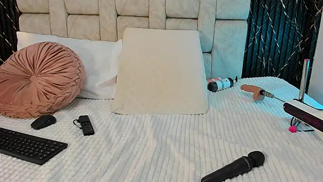 danisaenz  online show from 12-04-25, 07:22