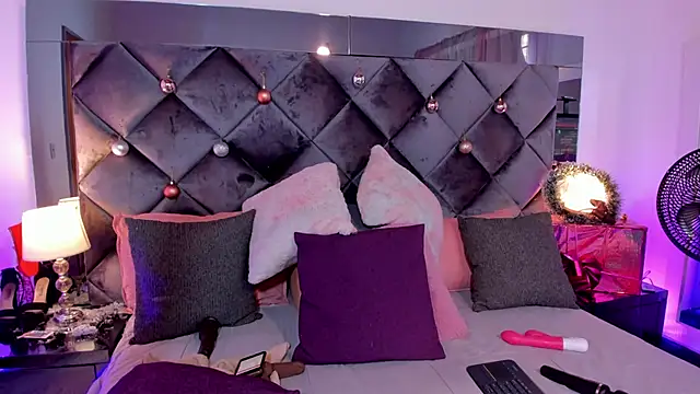 sofhiaa adaams online show from 12-27-24, 08:07