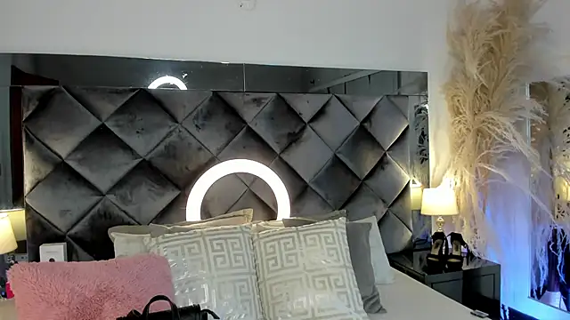 sofhiaa adaams online show from 10-18-25, 10:10