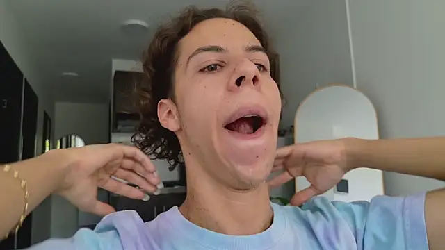 Snapshot of grey___27 chatting on 03-19-25, 08:32 grey 27 online show from 03-19-25, 08:32