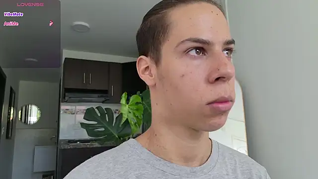 Snapshot of grey___27 chatting on 09-19-25, 05:13 grey 27 online show from 09-19-25, 05:13