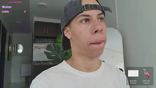 Snapshot of grey___27 chatting on 10-02-25, 12:12 grey 27 online show from 10-02-25, 12:12